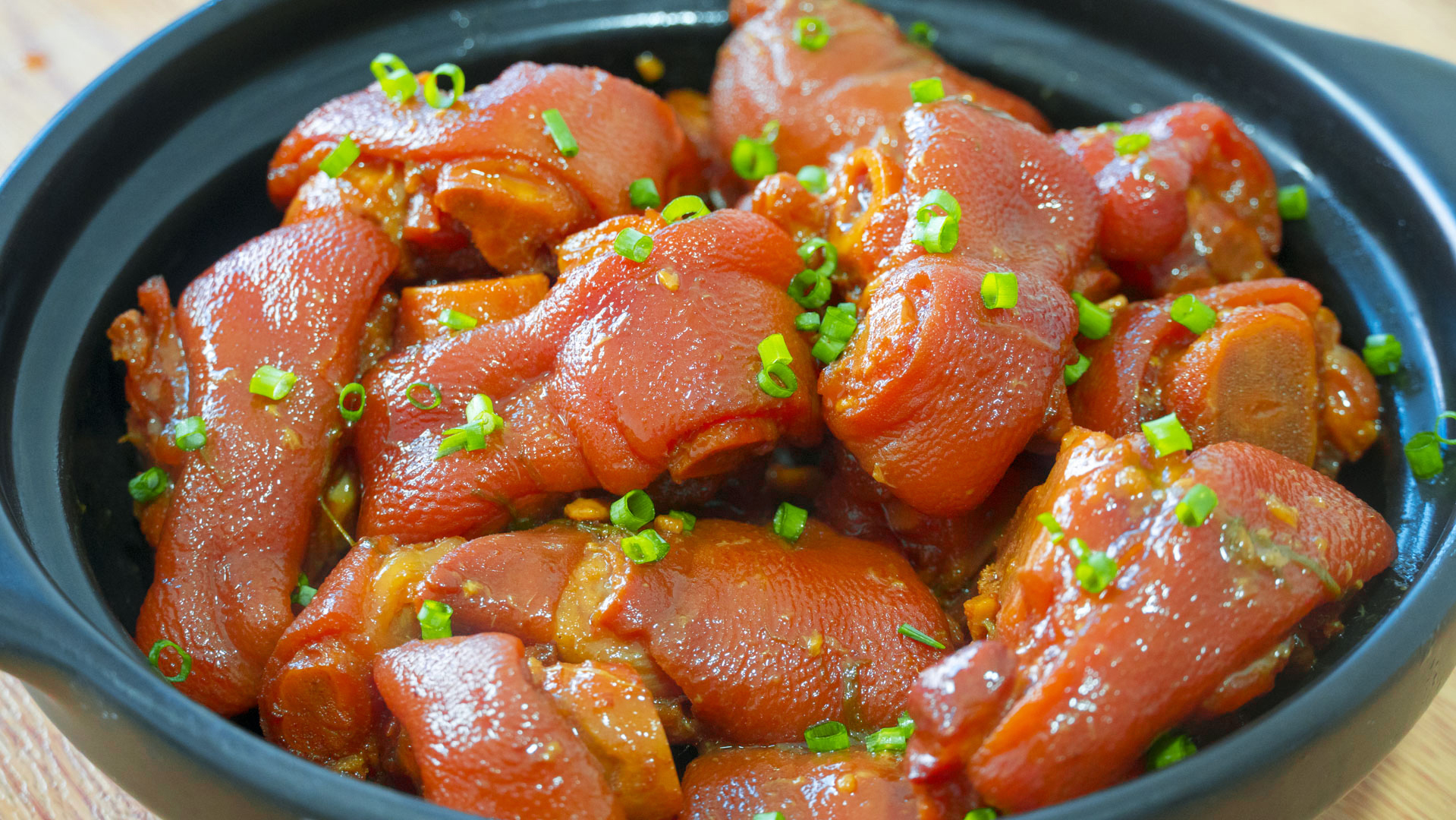 秋冬干燥寒冷，女人要多吃6种食材，补水又驱寒，面如桃花显年轻