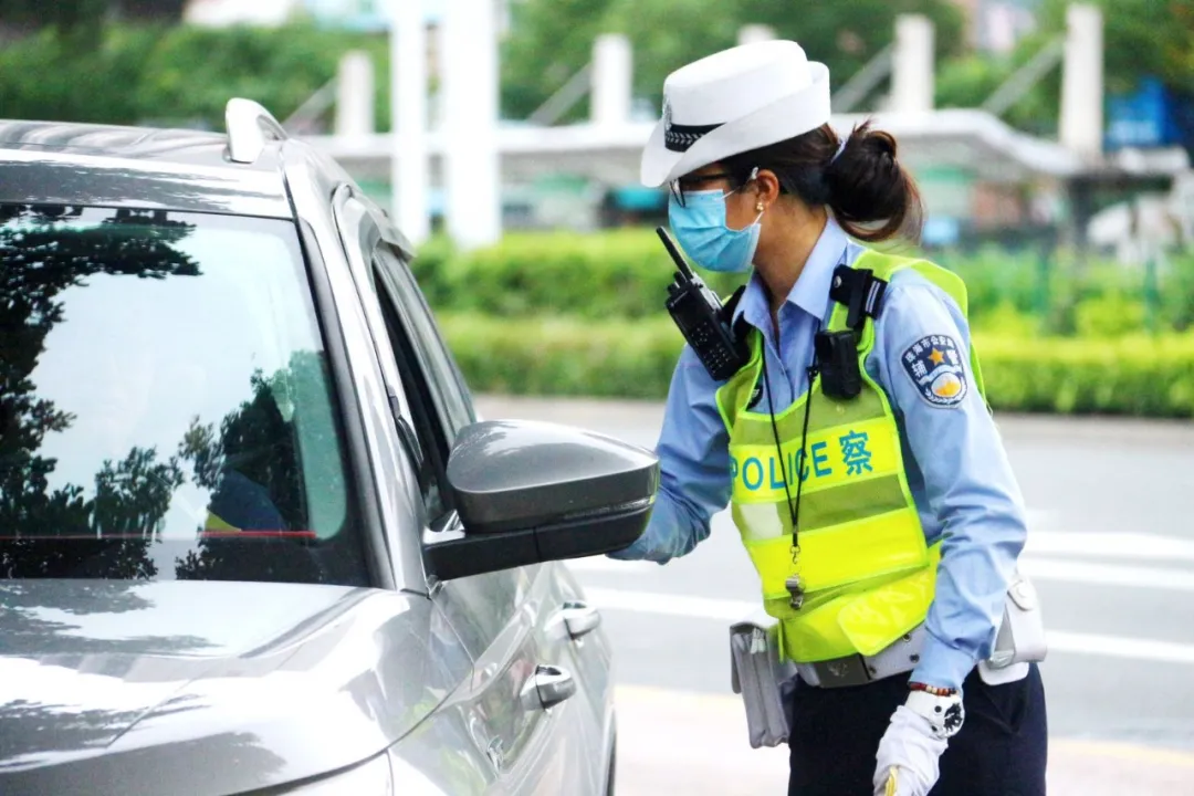 珠海交警开启首场大规模整治行动，司机插队打尖被罚:人有三急！