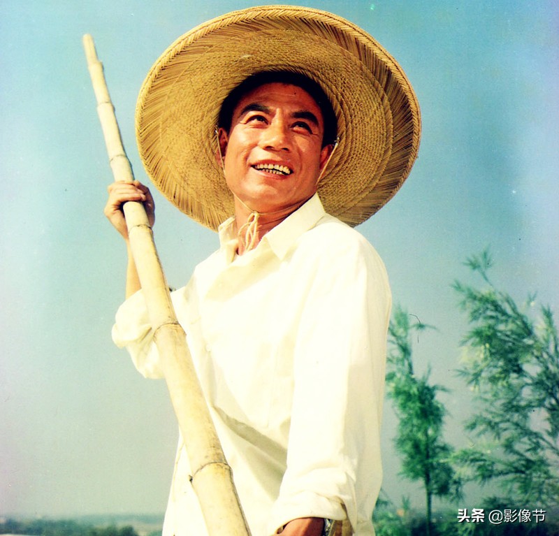 "激流滚滚浪花翻呦,架竹排过群山.穿云雾过险滩,一轮红日在心间.