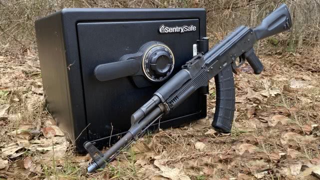 保险箱打不开了怎么办？用AK-47步枪可以，射击上百发子弹后成功