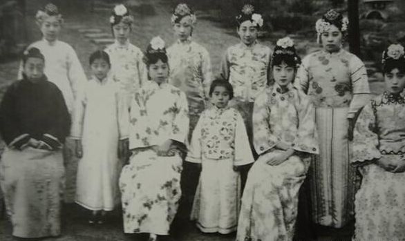 溥儀為何沒生育能力？都是被宮女所害，婉容知道后非常心痛