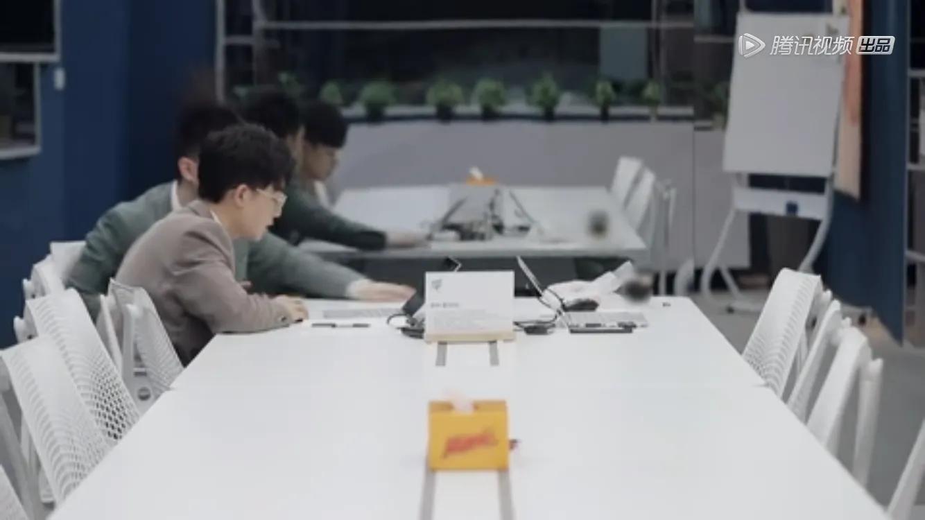 一张图说明白年薪千万律师升职记：高光与现眼同在