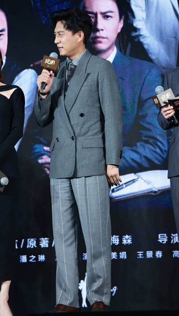 靳东开始赶潮流了，大衣+运动鞋精致时髦，中年男士这样穿显品位