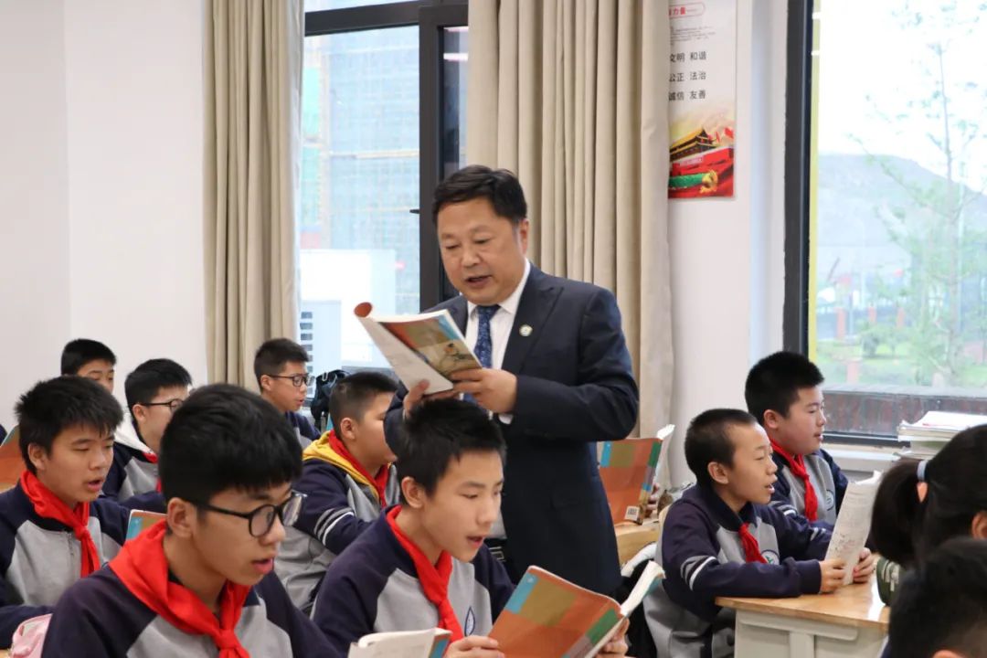 宜宾成外校长雷从树：少开会，少坐办公室，多“逛”校园