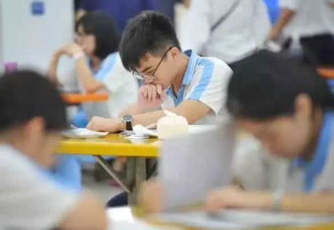 烈士子女高考加20分惹争议，网友表示不公平，女孩的话让人沉默