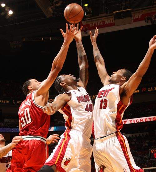 为什么nba球不能出界(为了进攻观赏性，这些年NBA修改8项规则，如今还能看到4步上篮？)