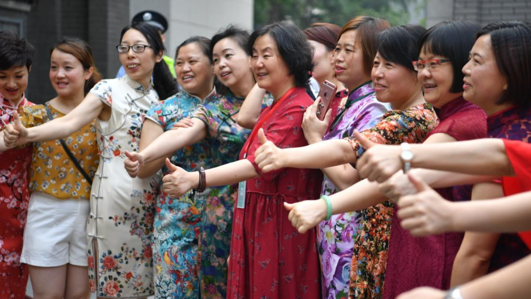 高考首日家长穿衣经验，旗袍寓意旗开得胜，被称为最硬核应援