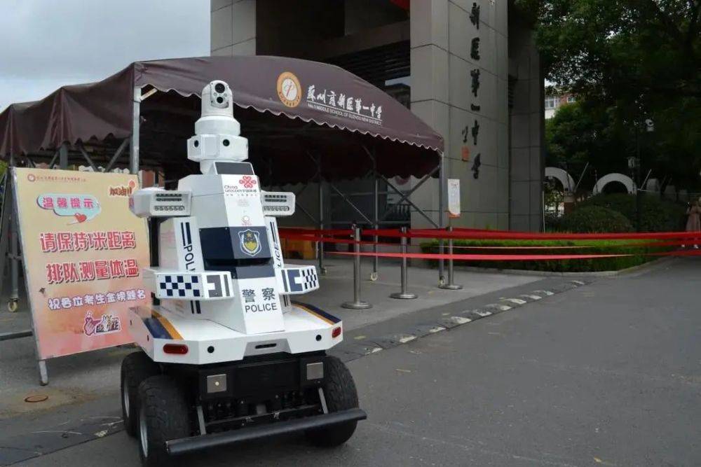 揭秘！这是你看过科技感MAX的高考场外“送考员”