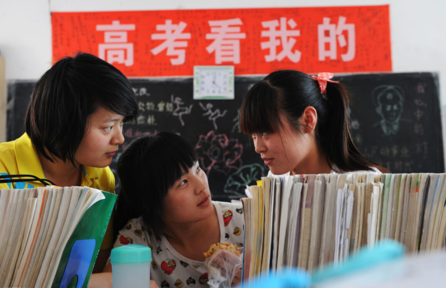 “双减”政策落地，民办和公办学校差距截然不同，选错悔不当初