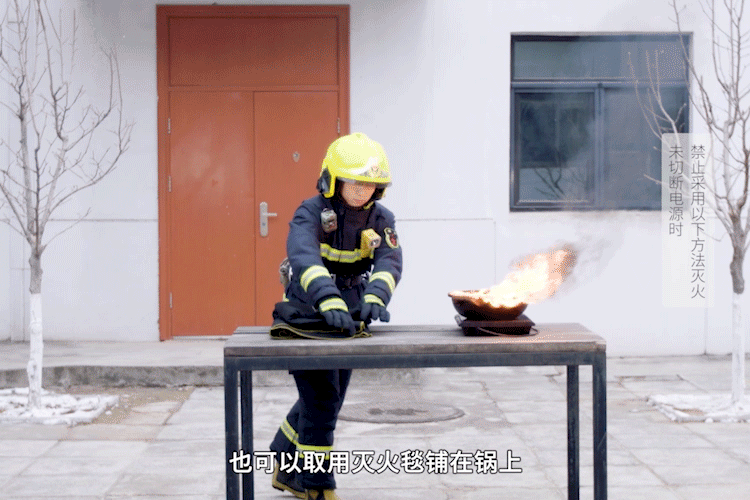 油锅起火应该使用什么方法扑灭（油锅起火处理方法）