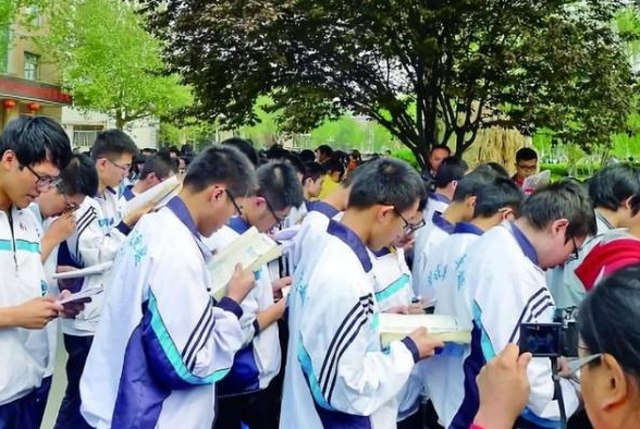 因“土猪拱白菜”言论，被群嘲的衡中张锡峰，高考分数打脸众人