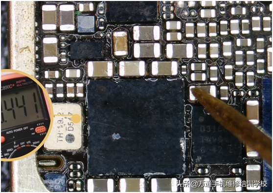 iPhone7手机突然无服务了，师傅换一个成本几毛钱的小元件搞定