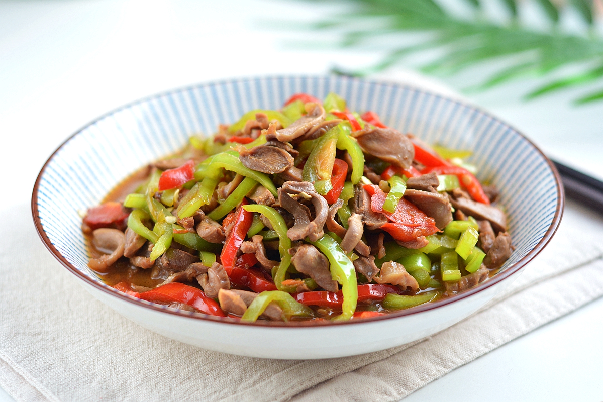 鸡杂大多指的鸡心,鸡胗,鸡肝,鸡肠这些"下水",虽然不入眼,但是味道和