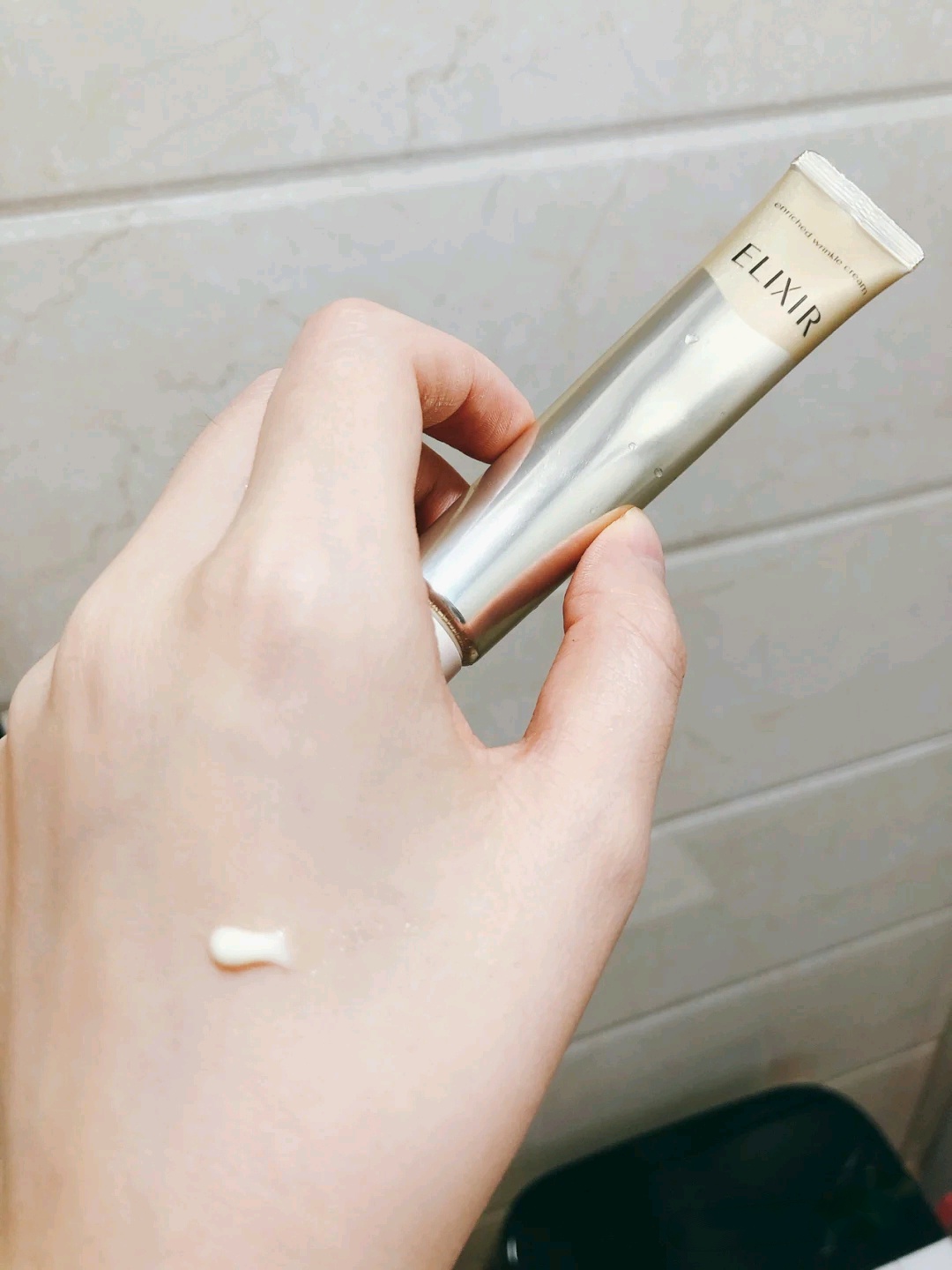 不同年龄用不同眼霜：AHC适合年轻肌肤，兰蔻适合熟龄肌肤，你呢
