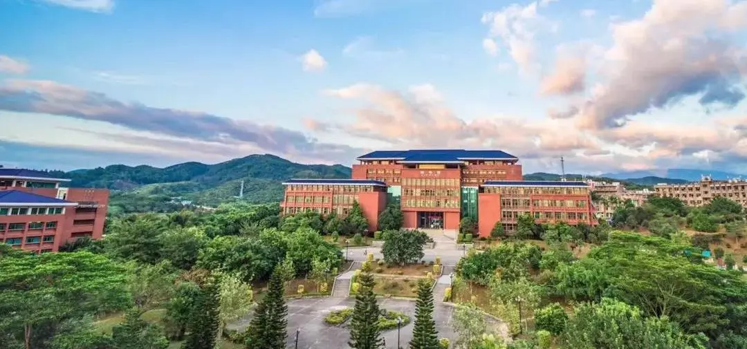 三个人拼团补填广州华立科技职业学院免住宿费，还可以连读本科