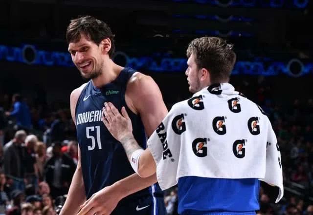 nba哪些选手有2米以上(2米24巨人，NBA历史纪录保持者，波神有他那么硬，东契奇能乐开花)