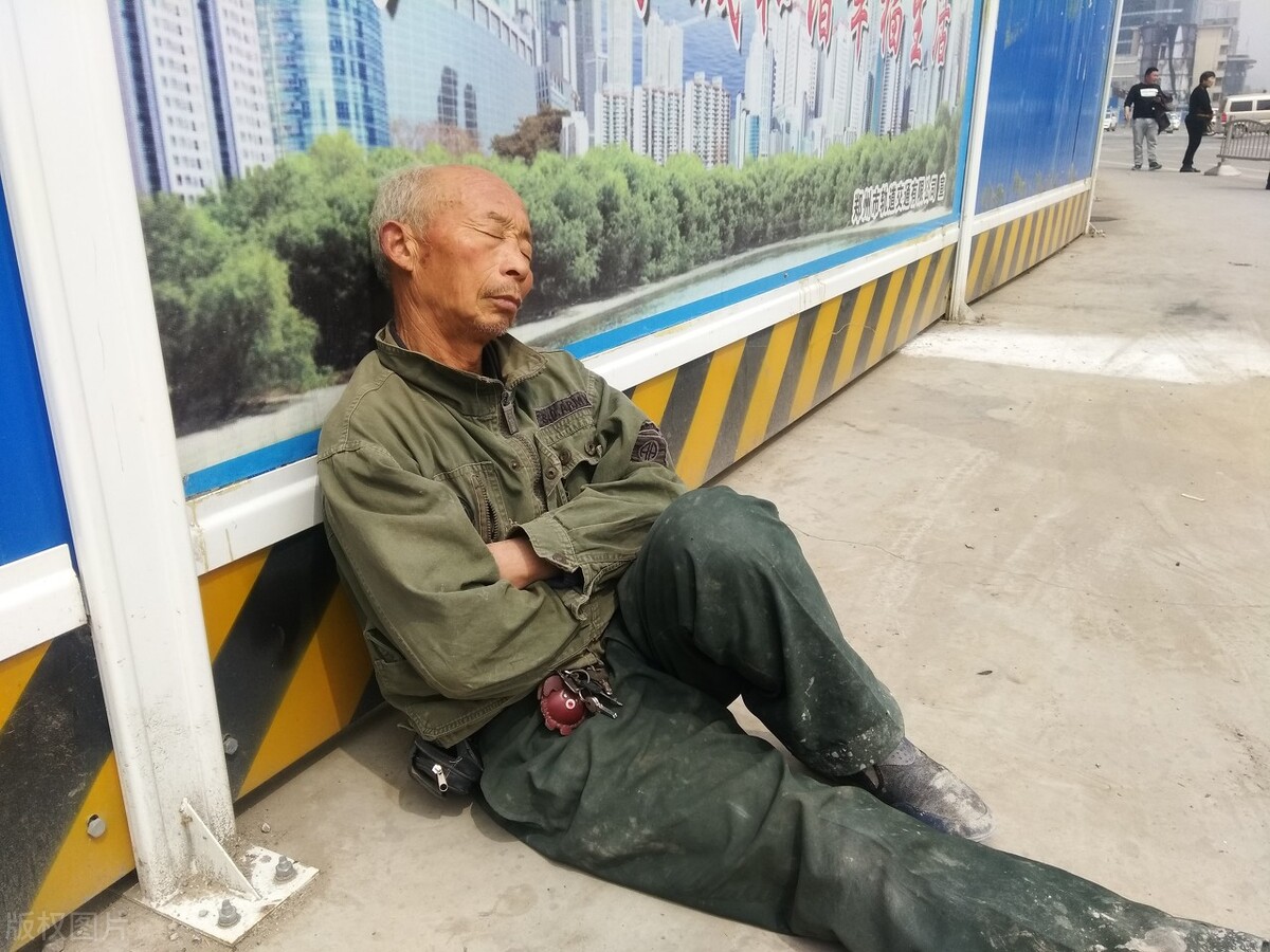 农民工一天能挣350元，不如月薪5千，一年能干多少天？实情