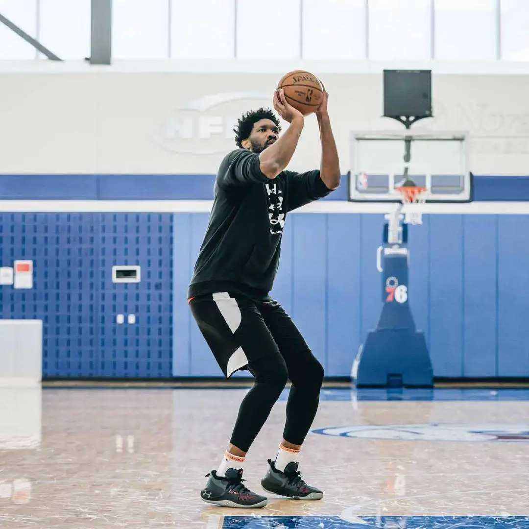 nba中锋有哪些鞋(推荐五双适合大体重球员穿的球鞋！后卫也可以穿)