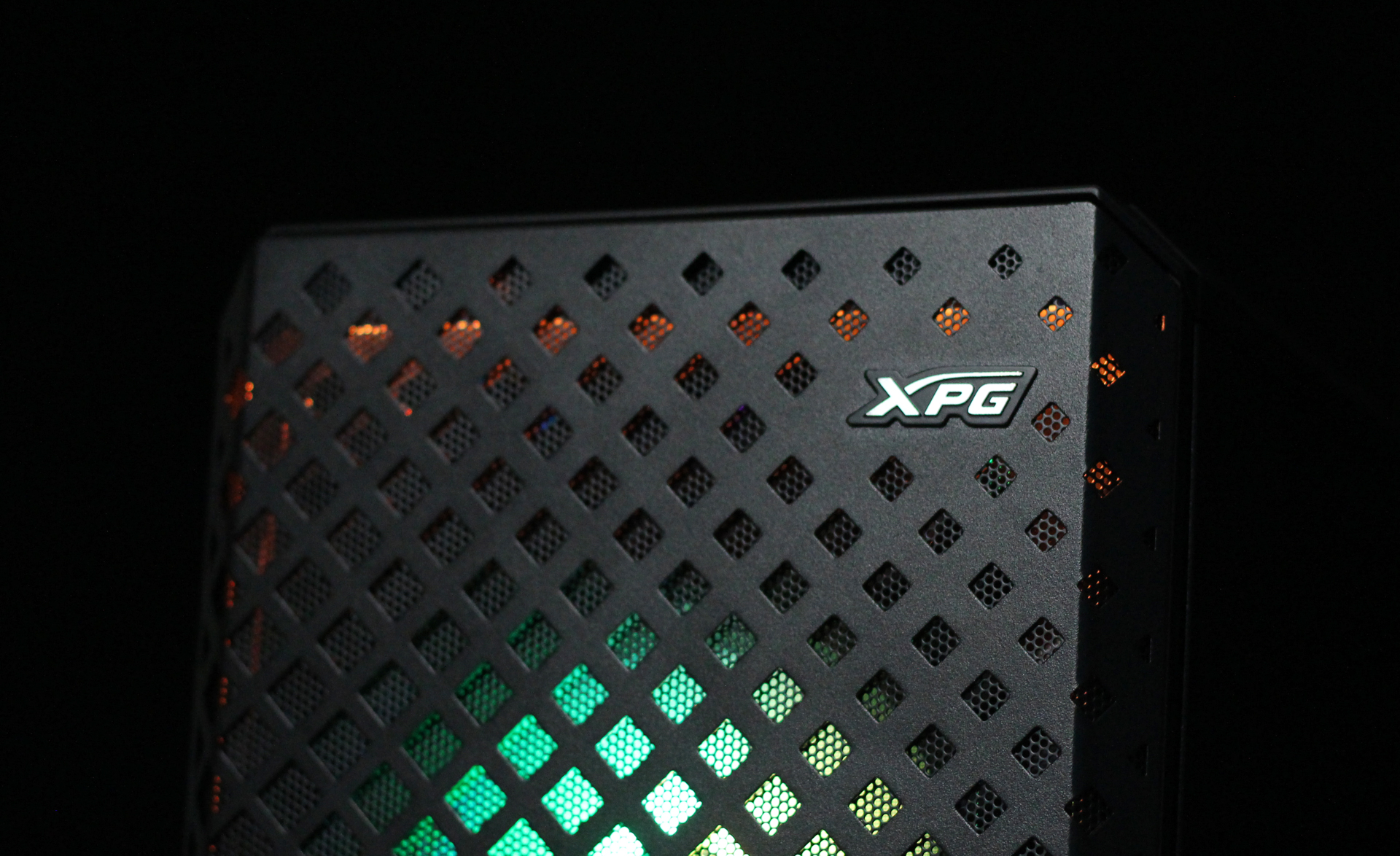 XPG入侵者PRO烈日版机箱评测：创意设计+ARGB灯效加持