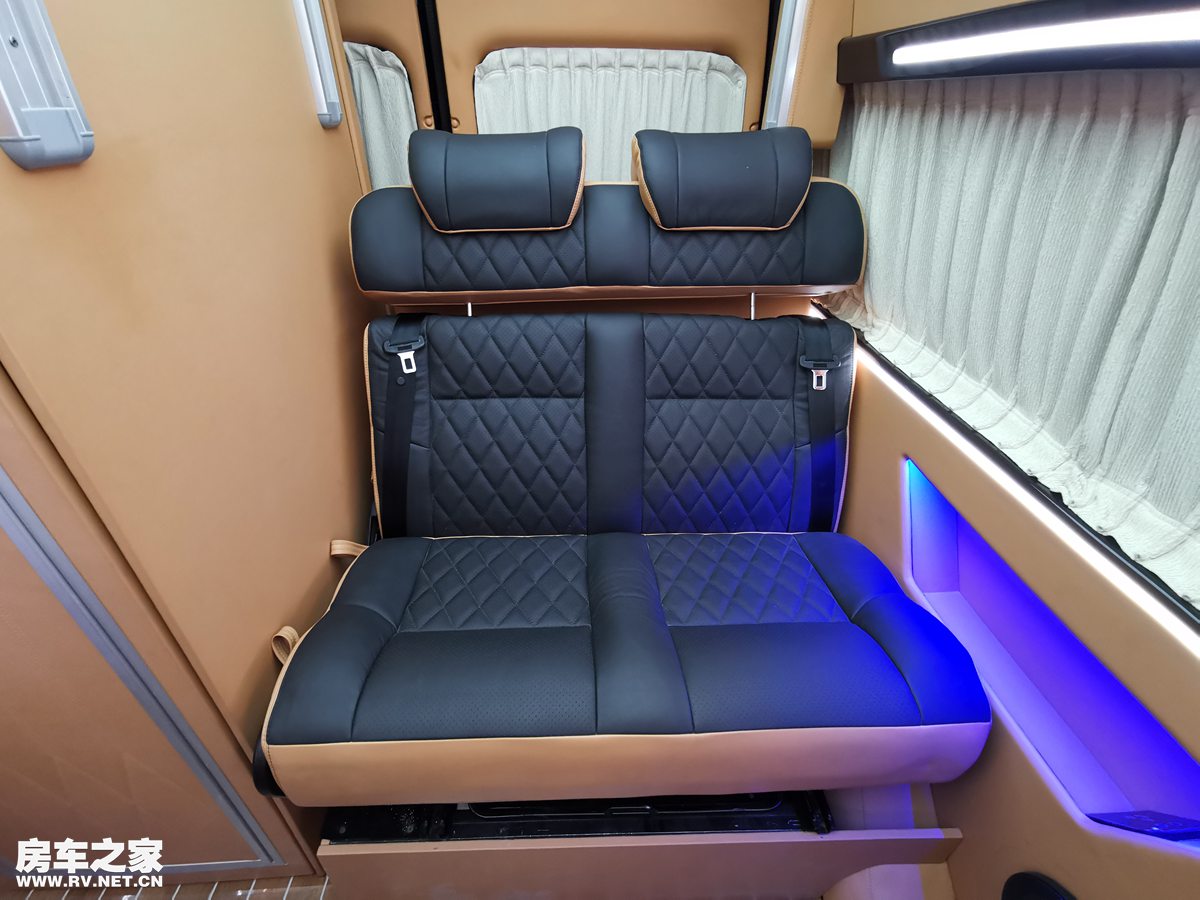 江铃福特逸途商旅车，一款可以睡觉的商务车