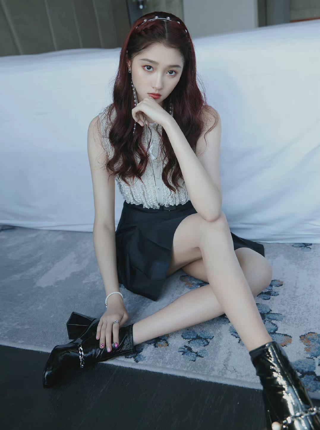 黑色百褶裙配什么上衣好看(关晓彤出席某品牌活动,刺绣上衣配黑色