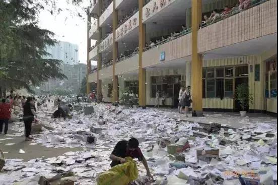 老照片回顾高考43年：哪一年最惊心动魄？