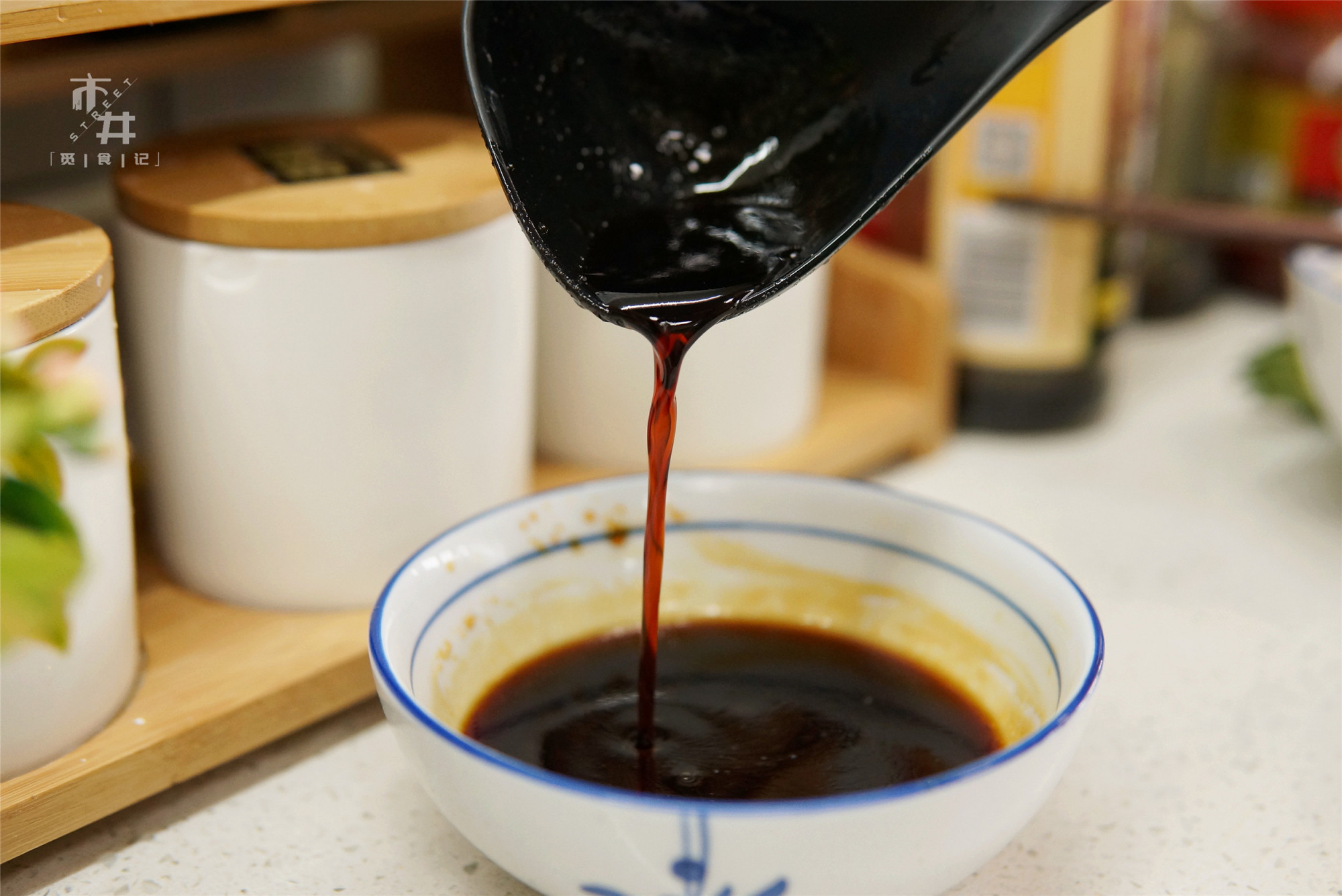 炒糖色，用油炒还是用水炒？教你认识糖色的4个阶段，红亮不发苦