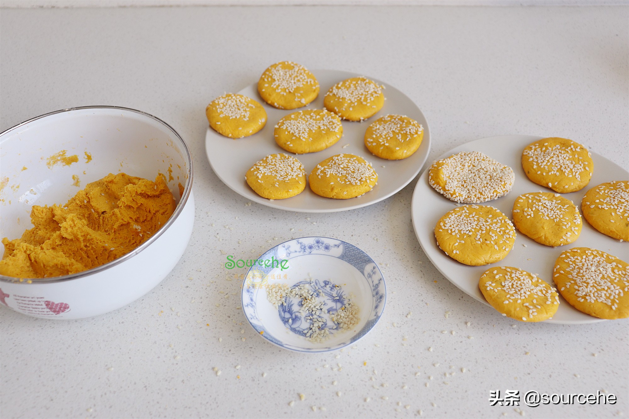 南瓜饼掌握3个技巧，不放一滴水，软软糯糯，甜而不腻，很好吃