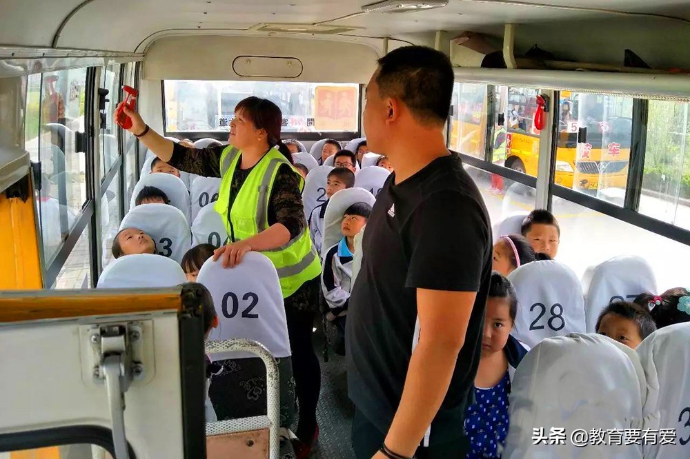 东莞校车司机暴力拉拽学生引众怒，网友：素质太低了
