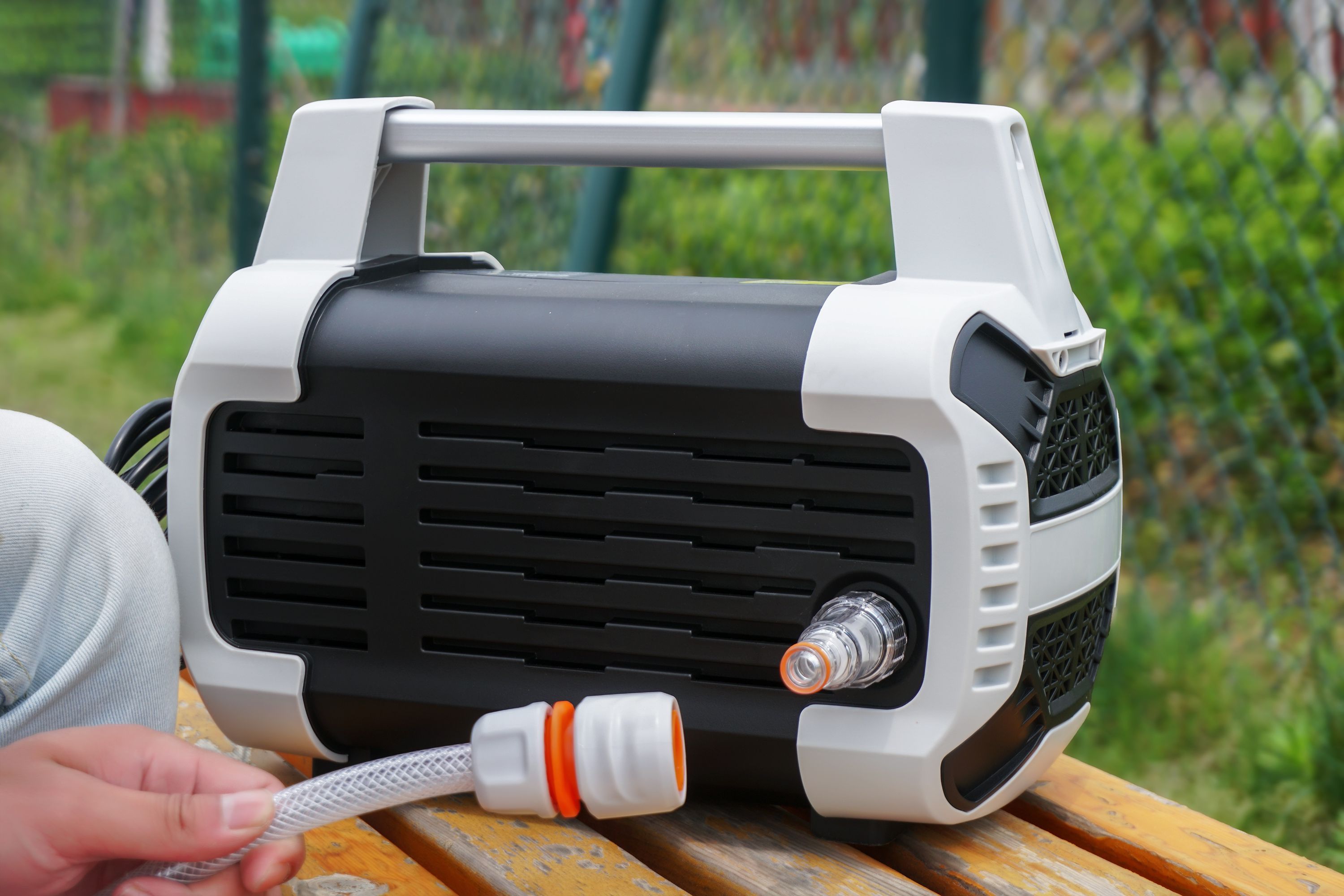 绿田卡顿家用高压清洗机,不仅可以洗车,还能清洗宅院