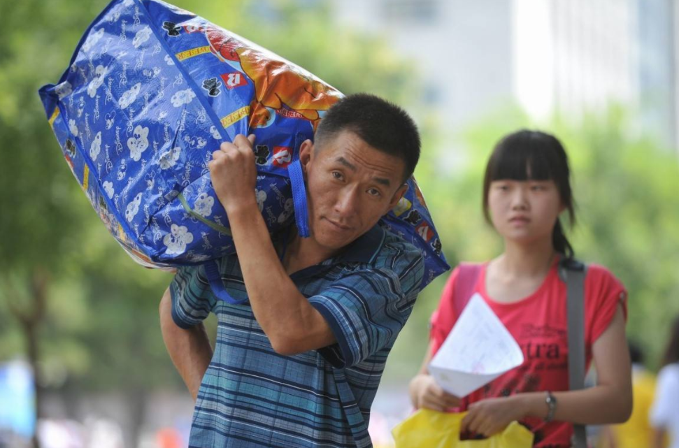 一个月该给大学生多少生活费？看过这张档次表，家长觉得给多了