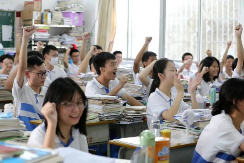 高中分科时选历史还是物理，两者之间差距不小，希望你没选错