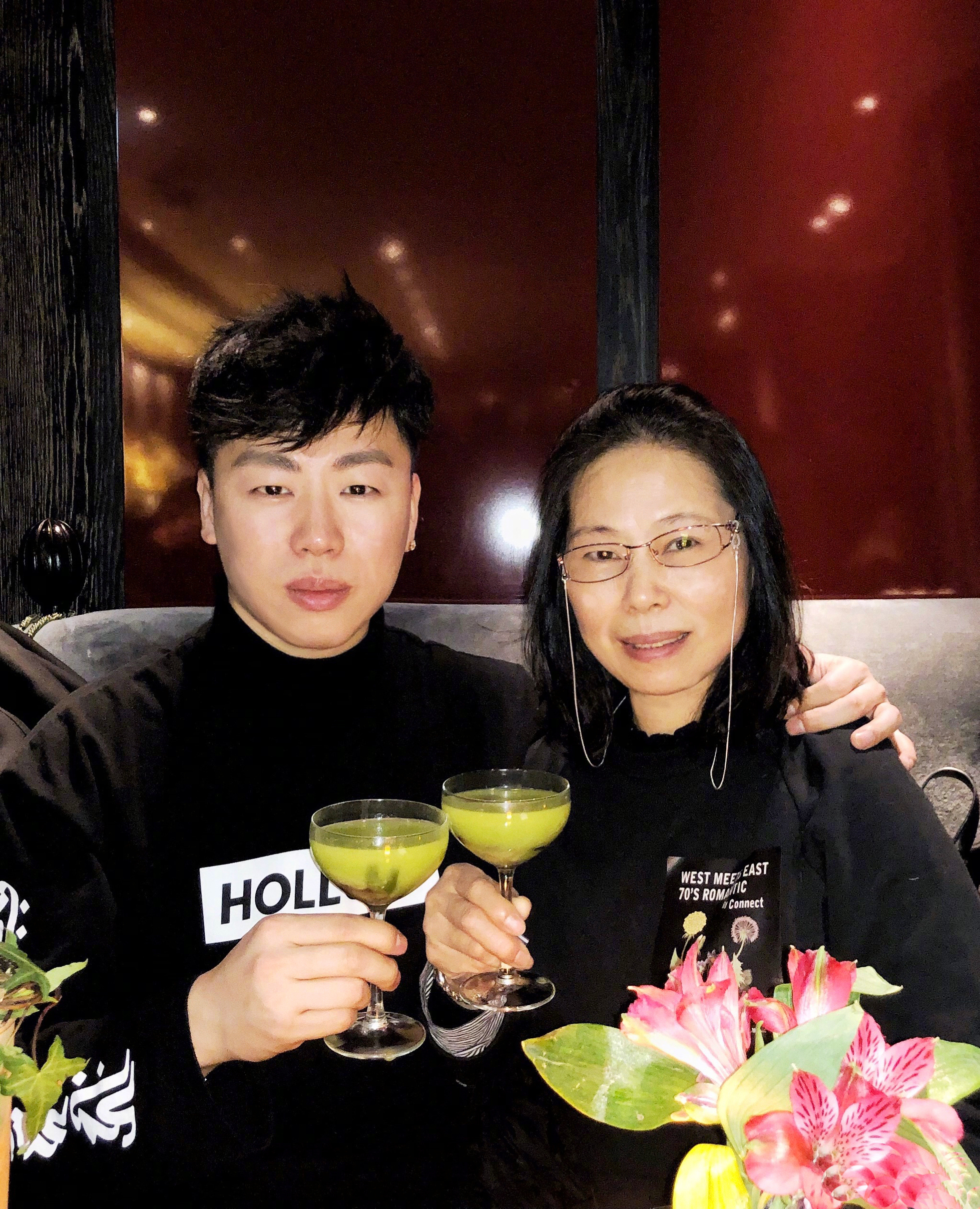 胡彦斌做孝子：给丧偶妈妈打造一片爱的绿荫