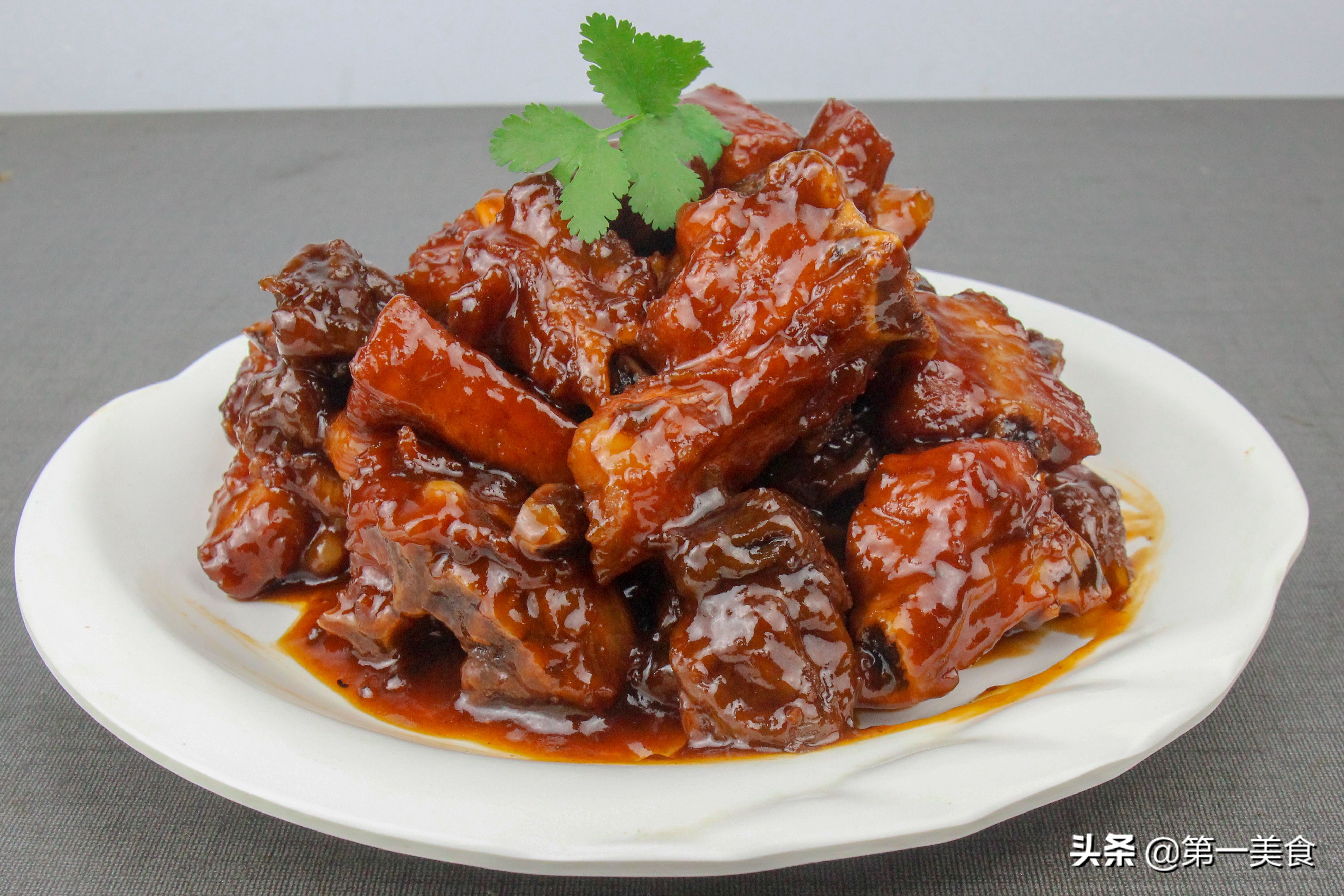 话梅排骨正宗做法(教你在家做话梅排骨酸甜可口)