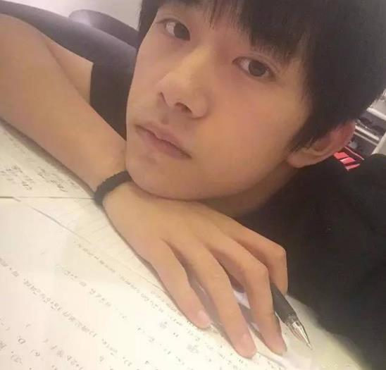 队长王俊凯迎来本科毕业，回顾三小只高考成绩，一代可称强中之强