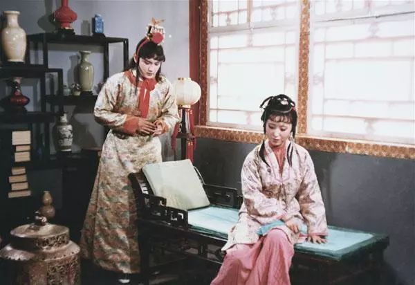 第34回宝玉挨打，为何宝钗探望他很高兴，黛玉前来宝玉却再三责备