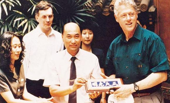 当年把克林顿问得哑口无言的北大女孩，一夜爆红，后来怎么样了