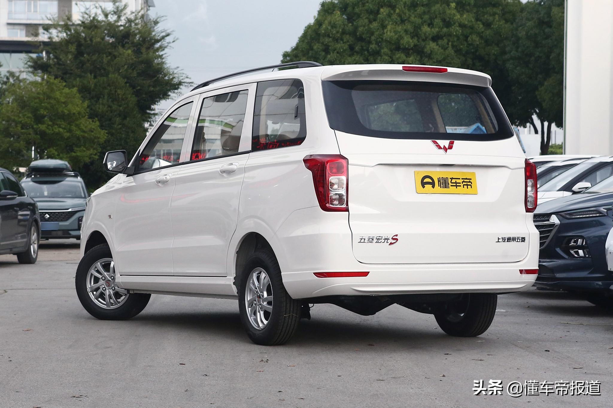 新车 </p><p>　　 神车来了！新款五菱宏光S售5.465万元起，标配遥控钥匙