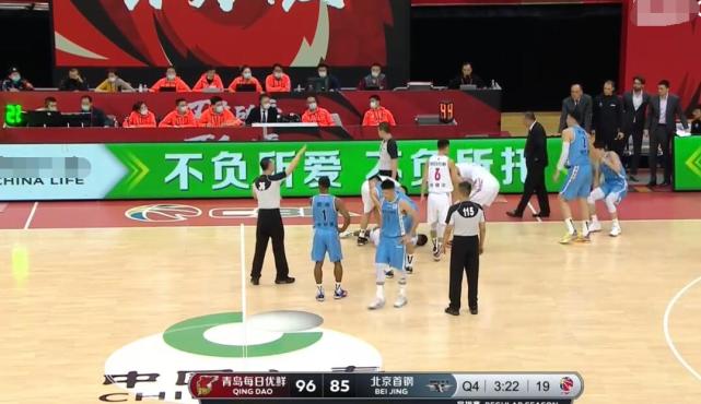 cba亚当斯为什么被踩(破案了！首钢悍将垫脚亚当斯？8倍慢镜再看一遍：主帅居然笑了)