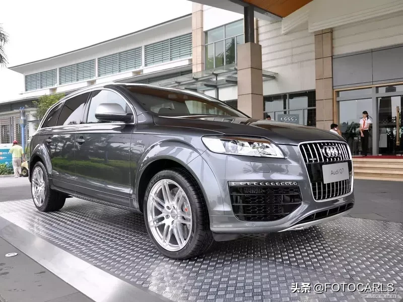 奥迪Q7 V12柴油版实拍,当年售价257万,这货能拖动一辆飞机