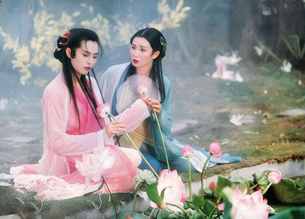 在《青蛇》里,王祖贤打破了传统的温文尔雅的白娘子印象,将白蛇的妖性