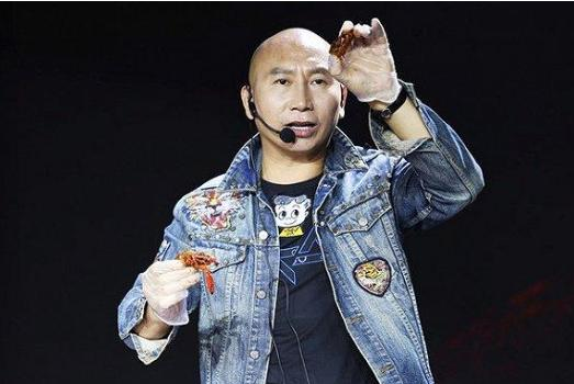 质问周黑鸭老板:一只鸭子重4斤,为啥加工成周黑鸭就能卖300块?