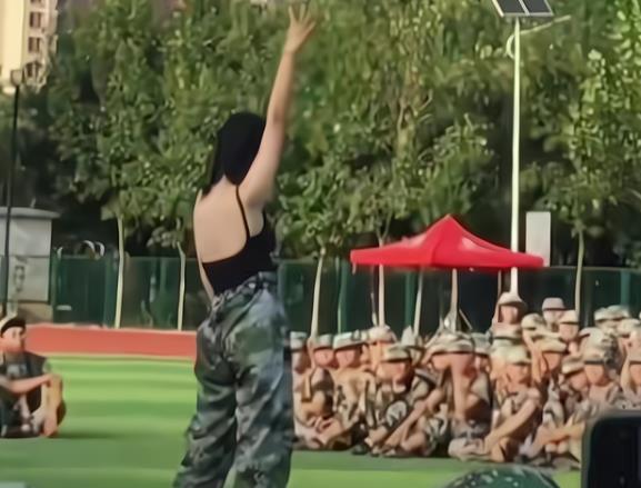 高校女生参加赛跑，穿黑裤袜夺冠引网友吐槽：这是新型“运动媛”