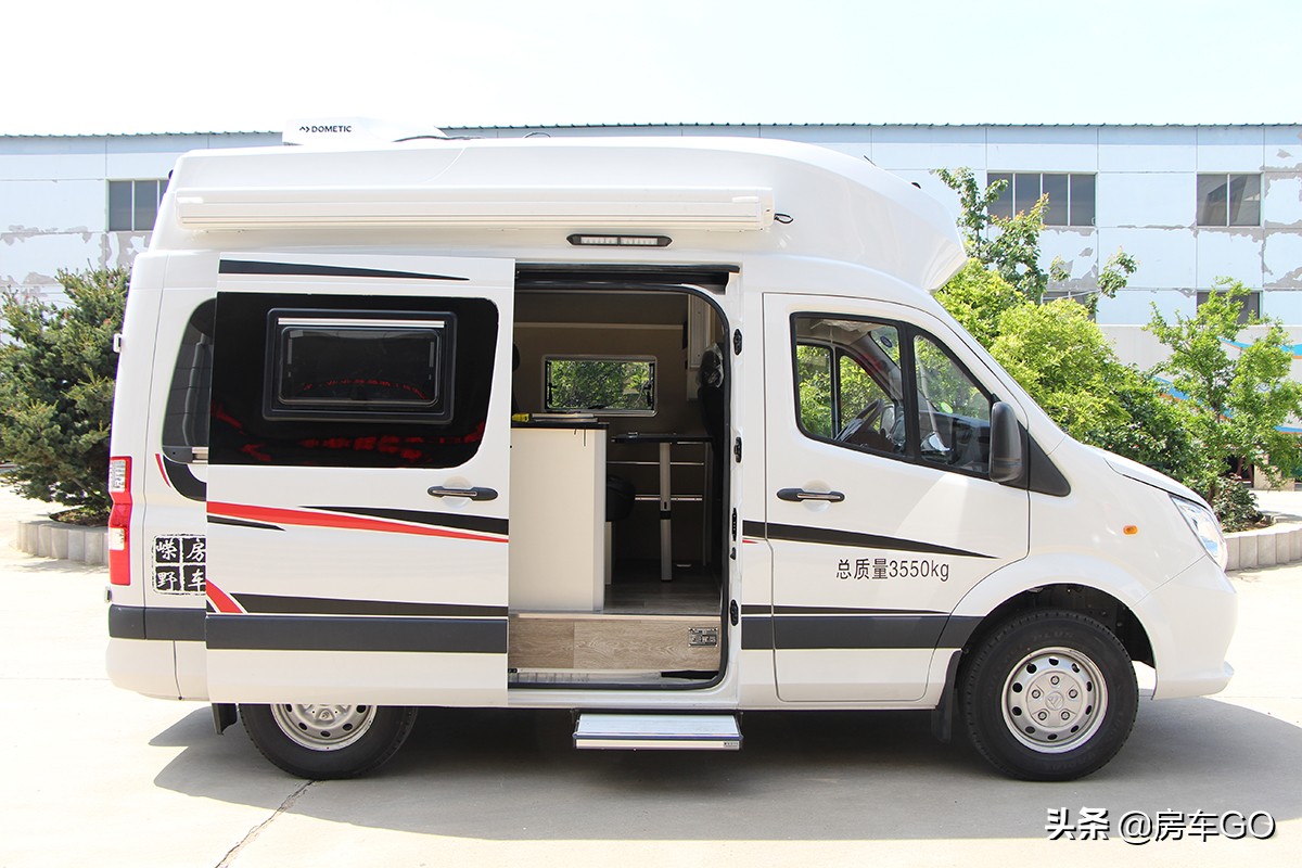 与咱们常见的b型房车不同,这款房车对车顶进行了加高,车内高度达到1