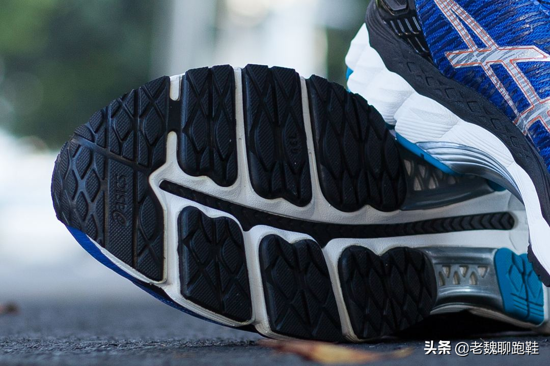 普通人看不上，却是跑者眼中的“香饽饽”，亚瑟士有何厉害之处？