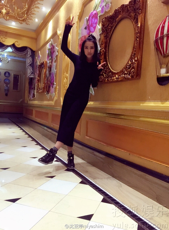 王思聪的风流情史，靠金钱征服了15个女人，如今却沦为了爱情舔狗