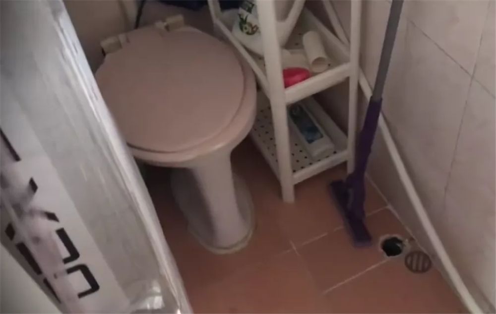 香港母女蝸居6㎡劏房，厕所难坐下洗衣机放床边，网友：太逼仄