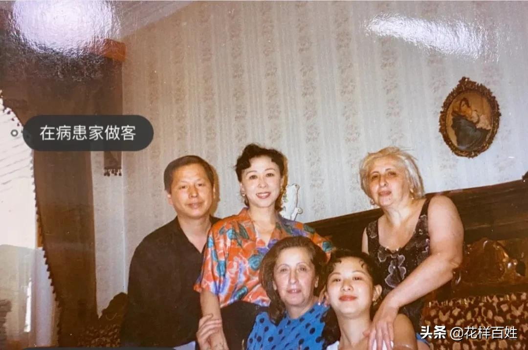 朋友圈惊艳的一张背影照：一个70岁的女人，可以有多美？