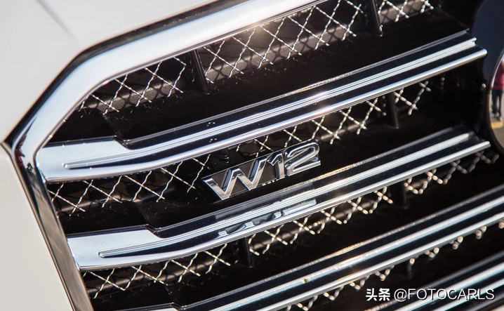 W12版奥迪A8L实拍，最迷人的前脸大灯，比同年奔驰S600L更阔气