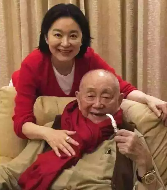 董卿裸体(中国第一“老不正经”：90岁还想开裸体宴会，林青霞、董卿)